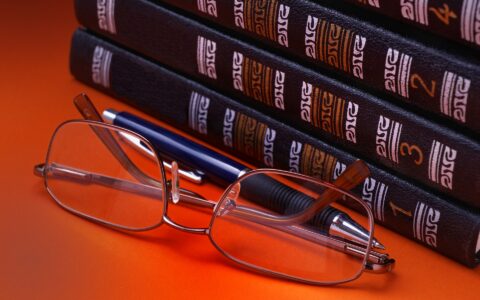 Máte vo firme nových používateľov eWay-CRM? Nový eWay-Book ich naučí základy