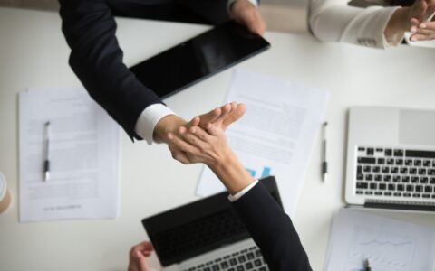 Jak zamezit tomu, aby dva obchodníci odpověděli na stejnou poptávku