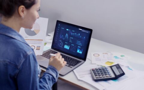 Faktury, AI a lidé. Proč k digitalizaci účetnictví nestačí jen umělá inteligence